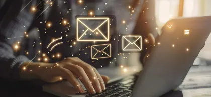 Persona al ordenador llevando a cabo las estrategias de inbound vs outbound marketing