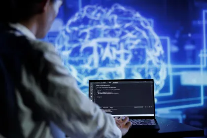 Hombre programando al ordenador en representación de qué es el machine learning