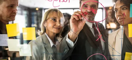 Equipo de marketing diseñando estrategias