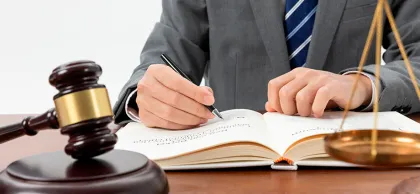 Hombre trabajando en el área de peritaje informático