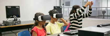 Niños estudiantes descubriendo qué es el pensamiento computacional