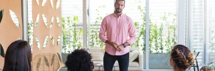 Hombre dando un charla, representando qué es un coach