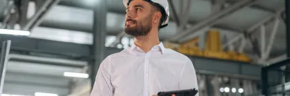 Hombre mostrando la labor que hace un ingeniero industrial