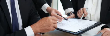 Hombre revisando documentos mientras analiza qué es una licitación