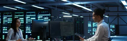 Dos ingenieros mostrando la labor que hace un administrador de sistemas