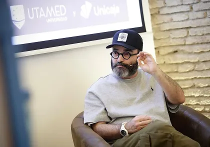 Javier Calleja dando una charla sobre el éxito que ha tenido