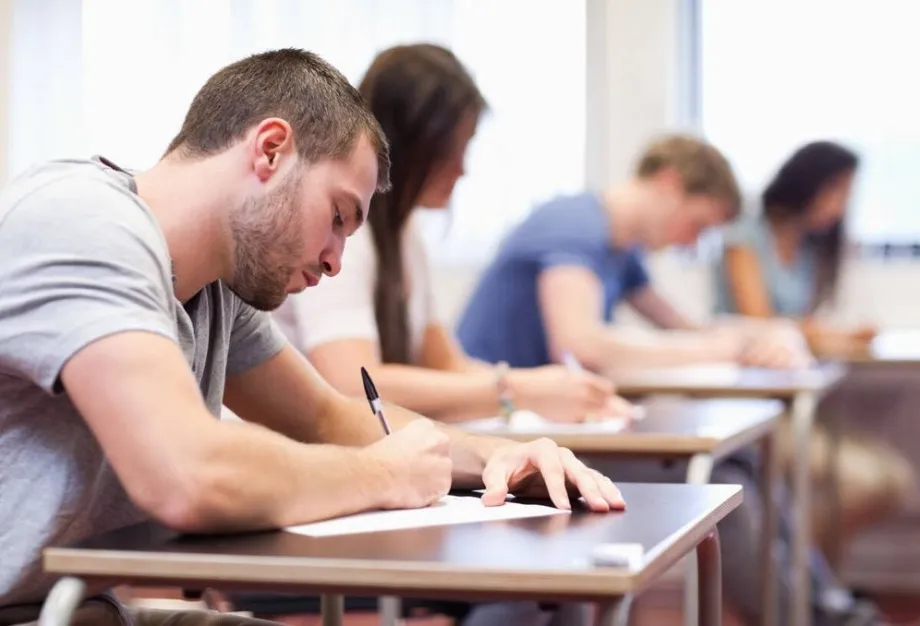 Estudiantes en selectividad