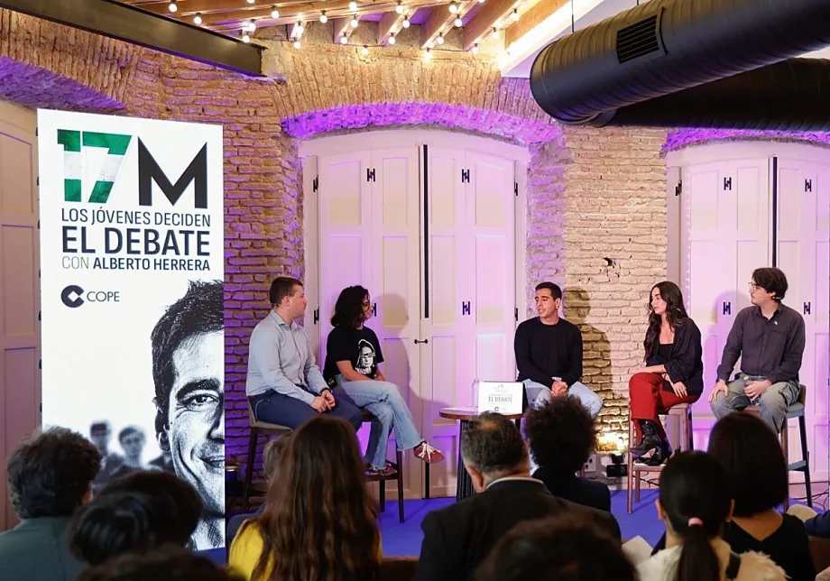 Jóvenes debatiendo sobre el futuro de Andalucía