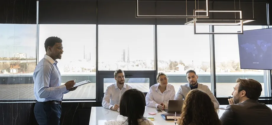 Reunión de equipo durante el análisis interno de una empresa