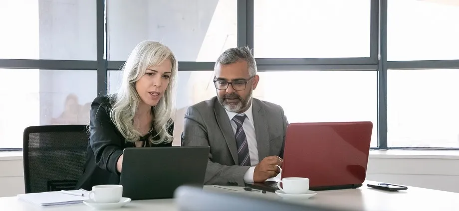 Dos profesionales revisando un programa de compliance