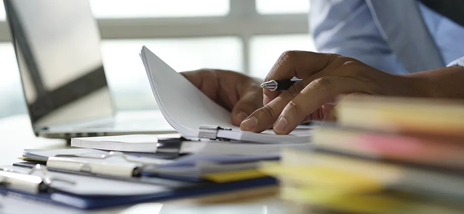 Persona aplicando las fases del procedimiento administrativo