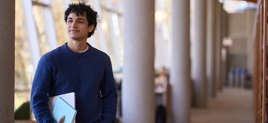 Estudiante universitario con sus apuntes en el campus