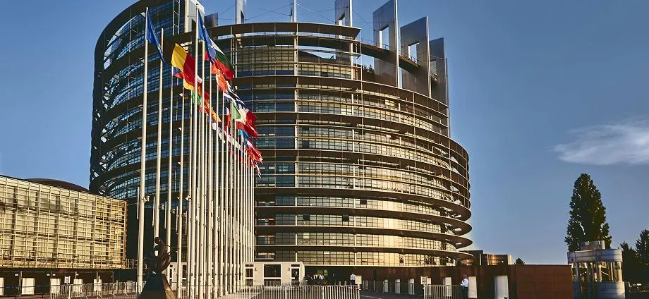 Sede del Parlamento Europeo con las banderas de los Estados miembros