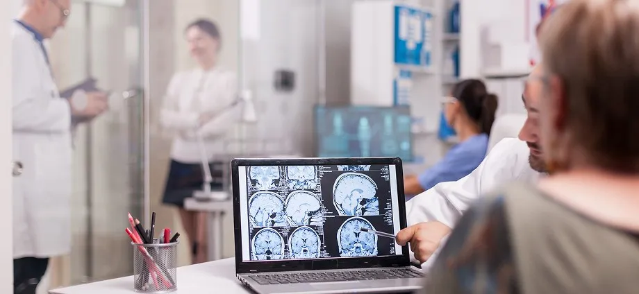 Paciente observando imágenes cerebrales en la consulta de neurología