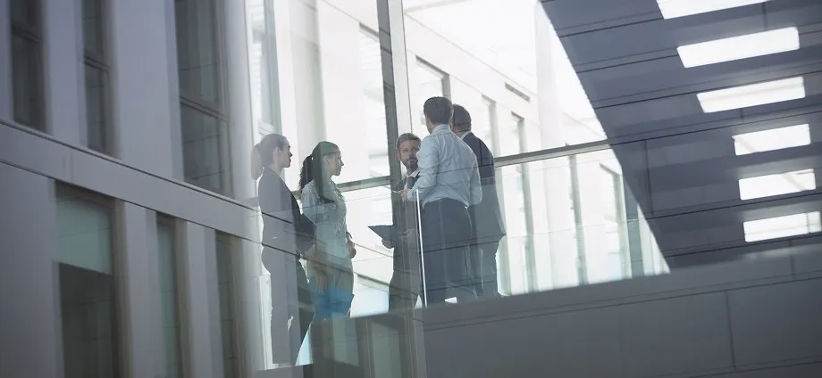 Socios de una empresa reunidos en un edificio de oficinas