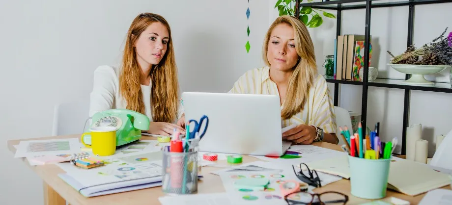 mujeres aprendiendo que es el priming