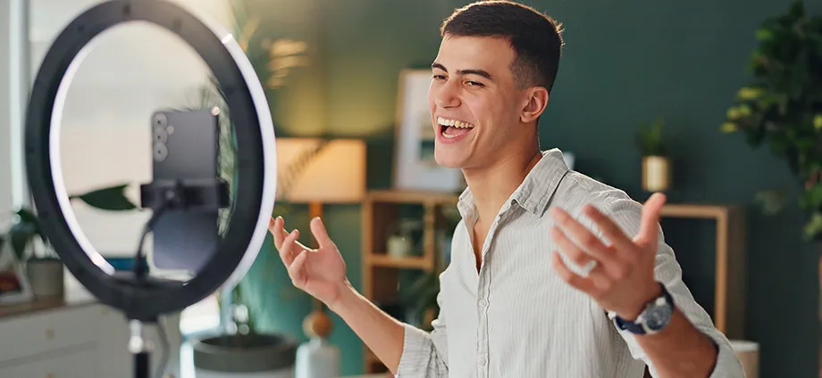 Hombre trabajando en una agencia de influencers