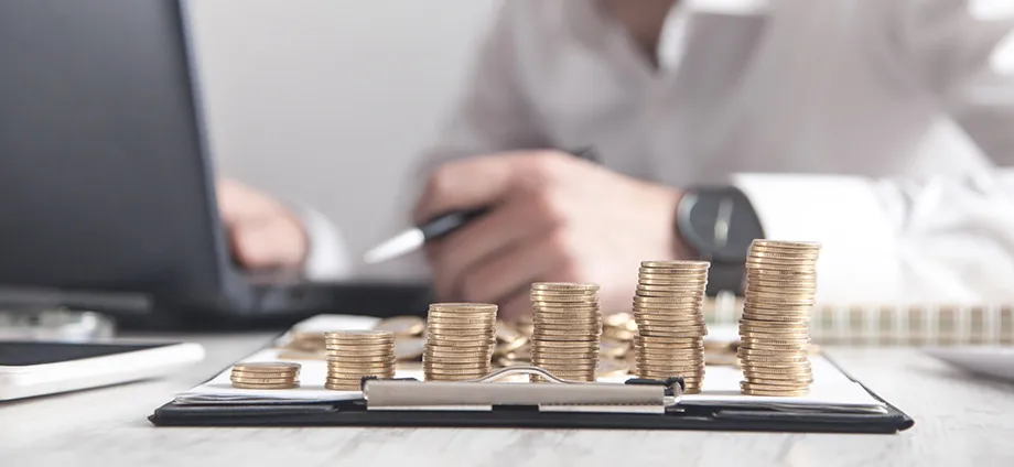 Monedas apiladas representando cómo apalancarse financieramente