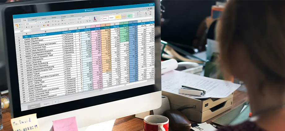Mujer haciendo un modelo de balance de pérdidas y ganancias