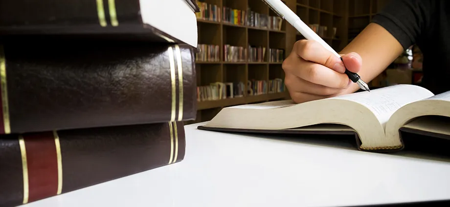 Persona mostrando cómo es el examen de abogacía