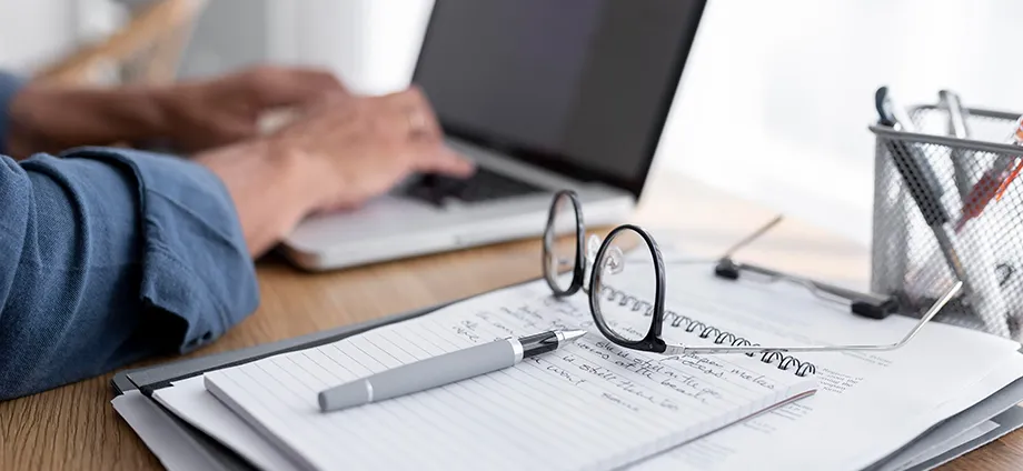 Hombre estudiando al ordenador, mostrando cómo funcionan las oposiciones de maestro