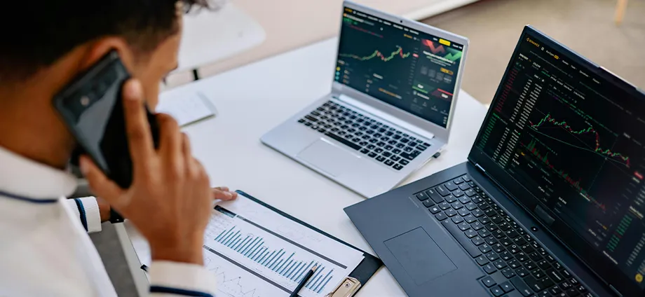 Hombre buscando cuánto cobra un controller financiero