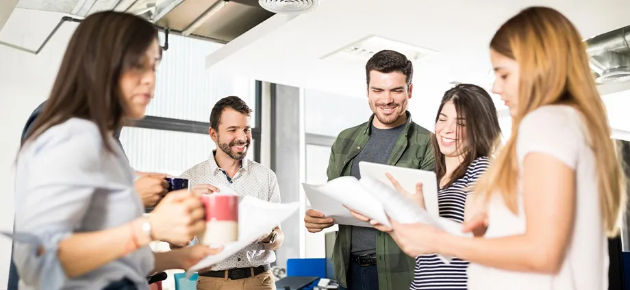Equipo colaborando en la oficina, reflejando el organigrama del departamento de marketing