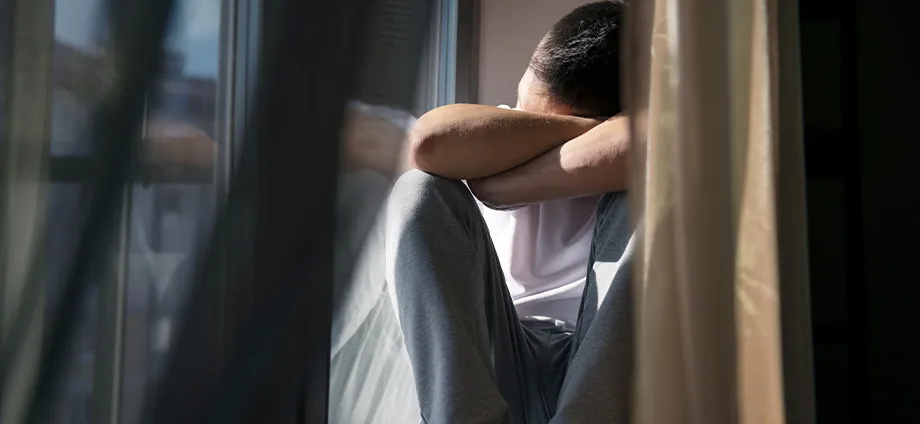 Hombre con discapacidad por trastorno ansioso depresivo