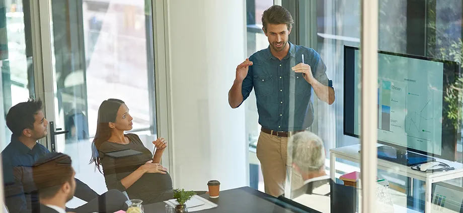 Hombre explicando ejemplos de los elementos de la comunicación