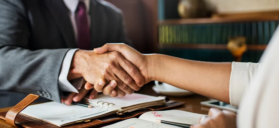 Dos personas arreglando un conflicto, una de las funciones del mediador