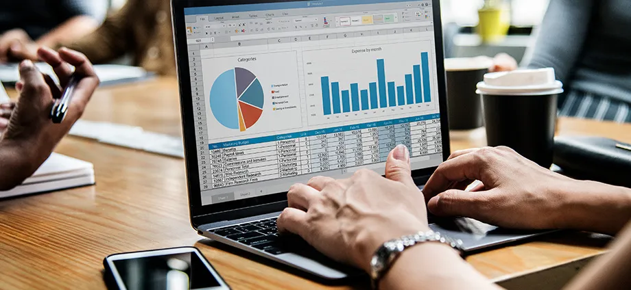 Persona analizando los indicadores clave de desempeño de su empresa