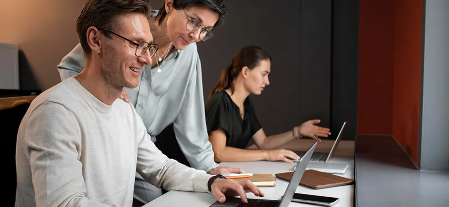 Empleados usando la inteligencia artificial en el trabajo