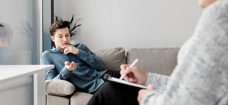 Chico preguntando a su psicóloga si la carrera de Psicología es difícil 
