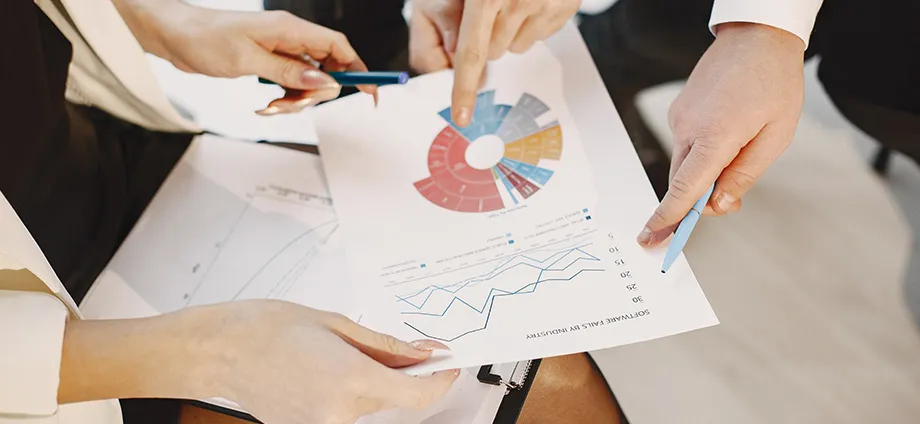 Empleados analizando las 5 fuerzas de Porter