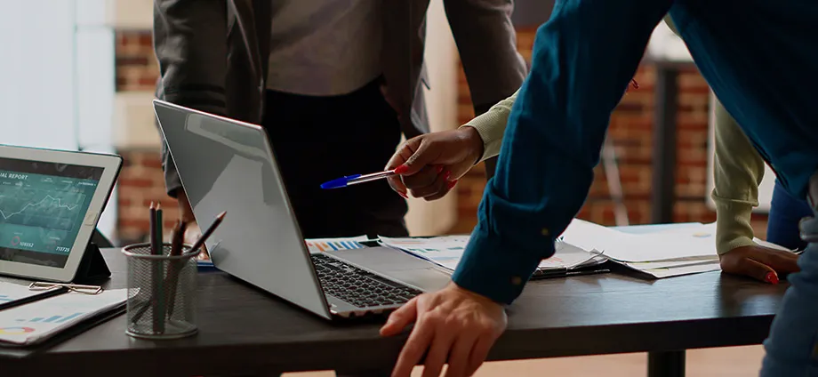 Trabajadores usando las mejores herramientas de Business Intelligence