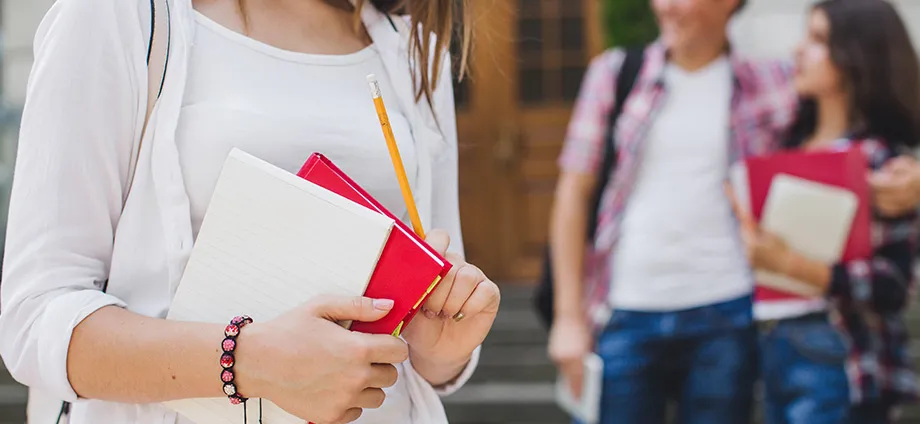 Mujer preguntándose, para estudiar psicología, ¿qué bachillerato hay que hacer?