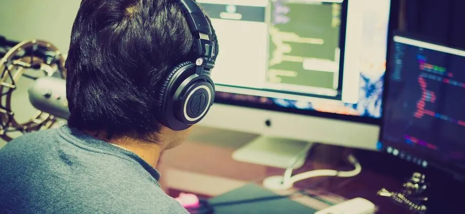 programador full stack programando