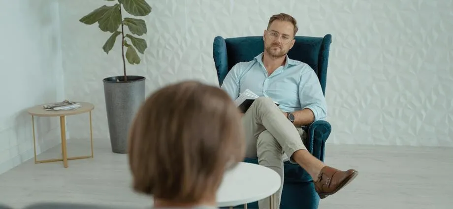 psicólogo en consulta atendiendo a persona con neurodivergencia