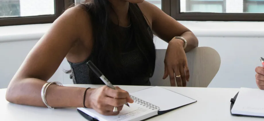 mujer ceo escribiendo 