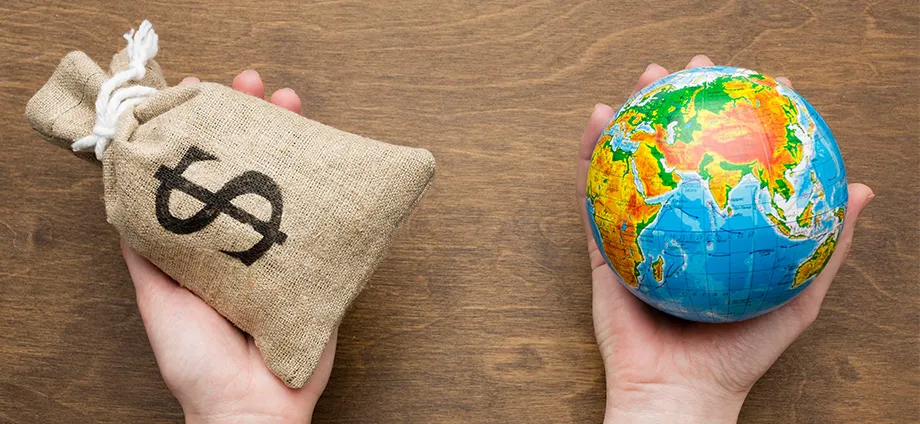 Bola del mundo y dinero, representando qué es el dumping