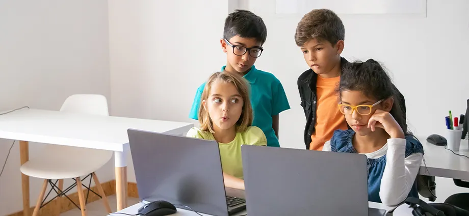 Niños descubriendo qué es el pensamiento computacional en la educación