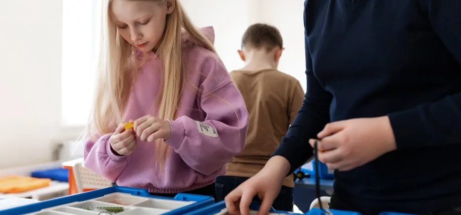 Niños aprendiendo qué es flipped classroom
