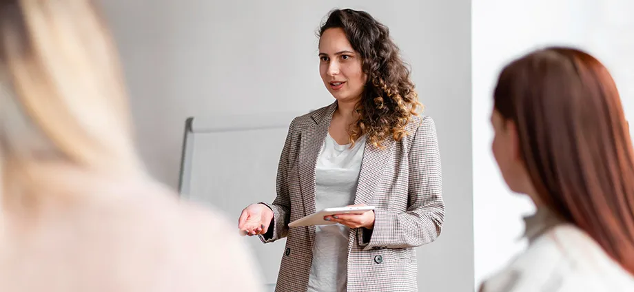 Mujer hablando y representando qué es un coach personal