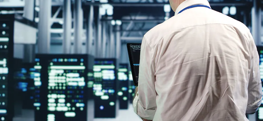 Hombre aprendiendo qué es un sistema SCADA