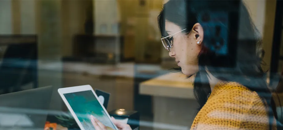 Mujer trabajando y enseñando qué es un XAI