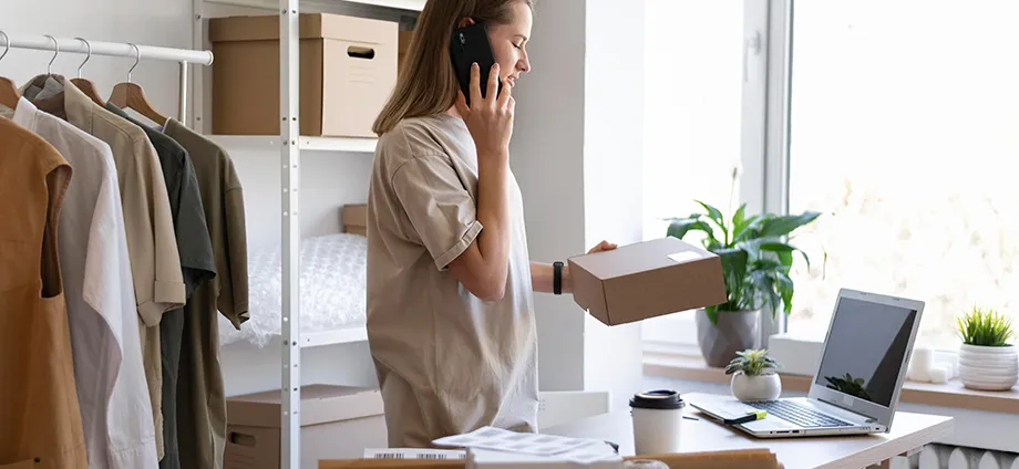 Mujer al teléfono gestionando su negocio, representando qué es una pyme