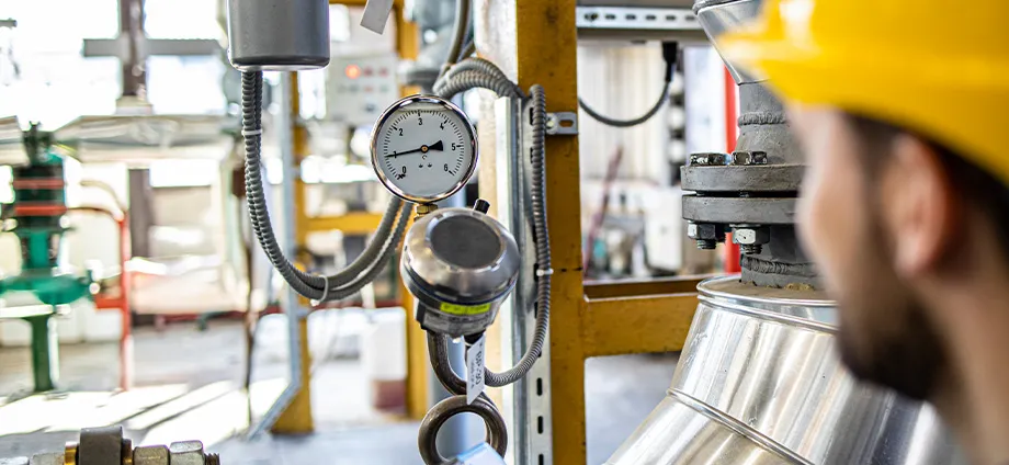 Hombre mostrando la labor que hace un ingeniero de organización industrial