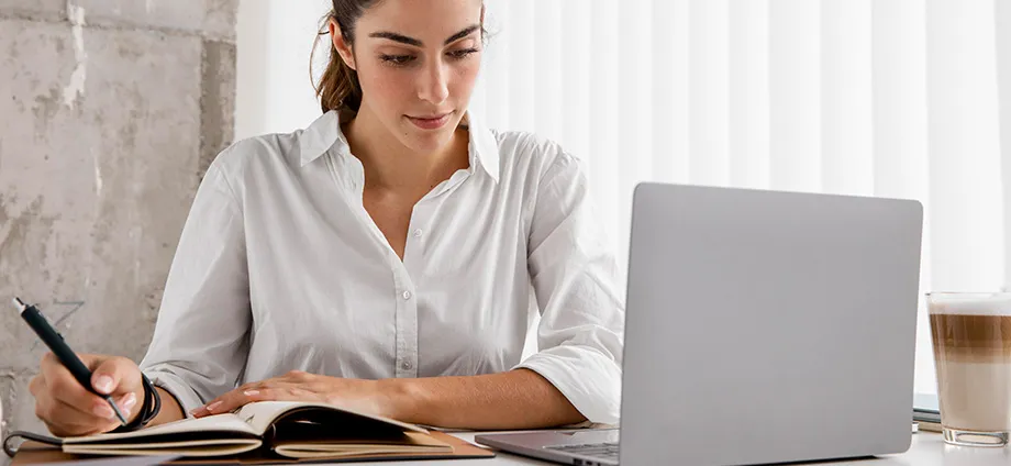 Mujer leyendo lo que se estudia en la carrera de Derecho