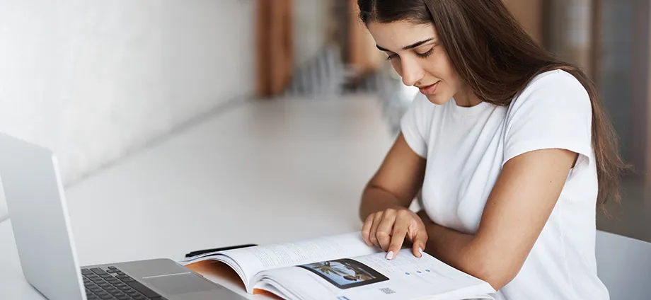 Estudiantes viendo que suma puntos en las oposiciones
