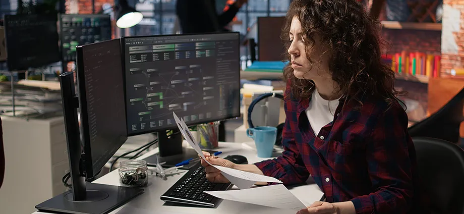 Mujer haciendo un ranking de las ingenierías con más salidas